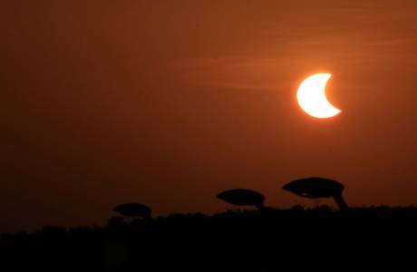 Especialista Alerta sobre Riscos de Observar Eclipse Solar Sem Proteção