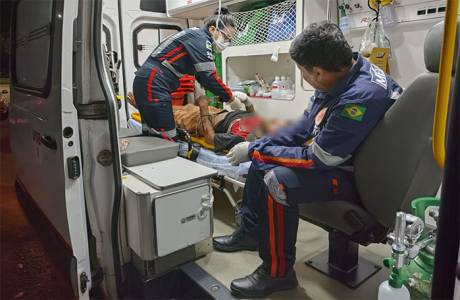 Jovem é atacado com quatro tiros por dupla em moto na capital