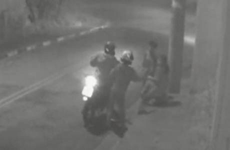 Ladrão agride mulher com arma durante assalto