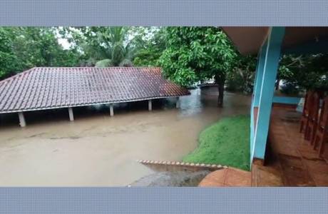 Lojas e casas ficam inundadas após forte chuva em Campo Novo