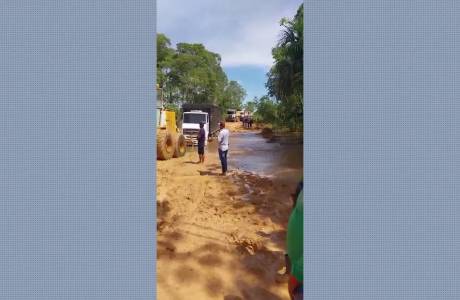 Moradores de Jacinópolis enfrentam atoleiros na RO-420 após nível do rio Jacy baixar