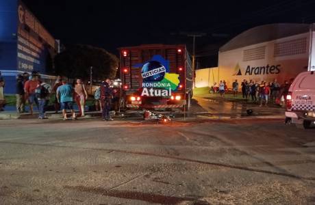 Motociclista morre ao colidir contra caminhão boiadeiro em Ji-Paraná