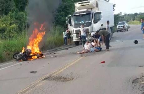 Motociclista morre após colidir de frente com caminhão na BR-421 em Monte Negro