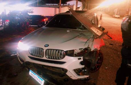 Motorista de BMW morre tragicamente após colidir na carroceria de caminhonete