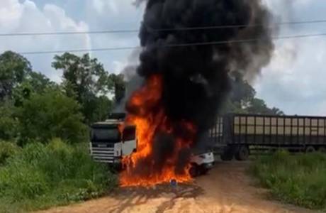Motorista morre carbonizado após colisão entre Fiat Strada e caminhão