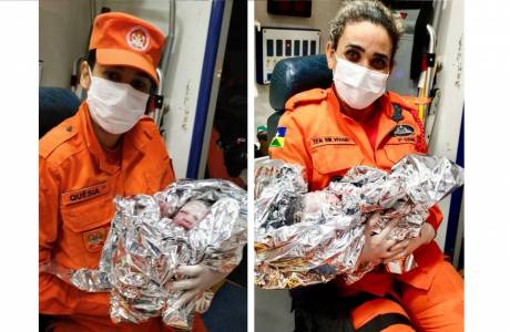 Mulher dá à luz na sala de casa com ajuda do companheiro