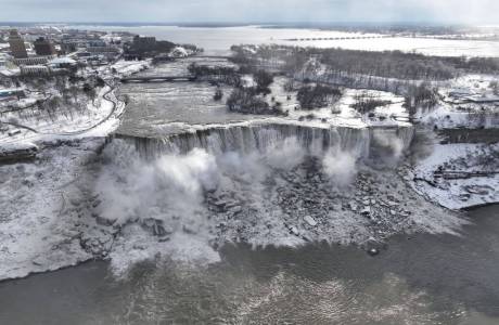 Onda de frio congela parte das Cataratas do Niágara, no Canadá