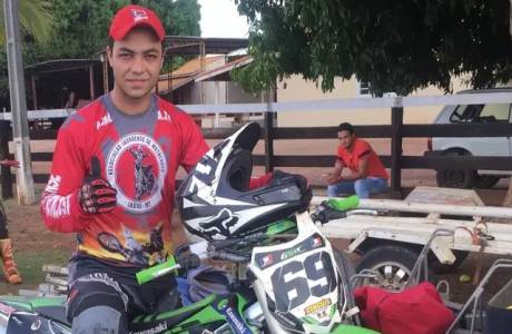 Piloto de motocross morre após queda durante prova