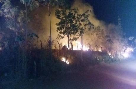 Rolim de Moura- Lamentavelmente bombeiros controlam mais incêndios em matas próximo ao CTG