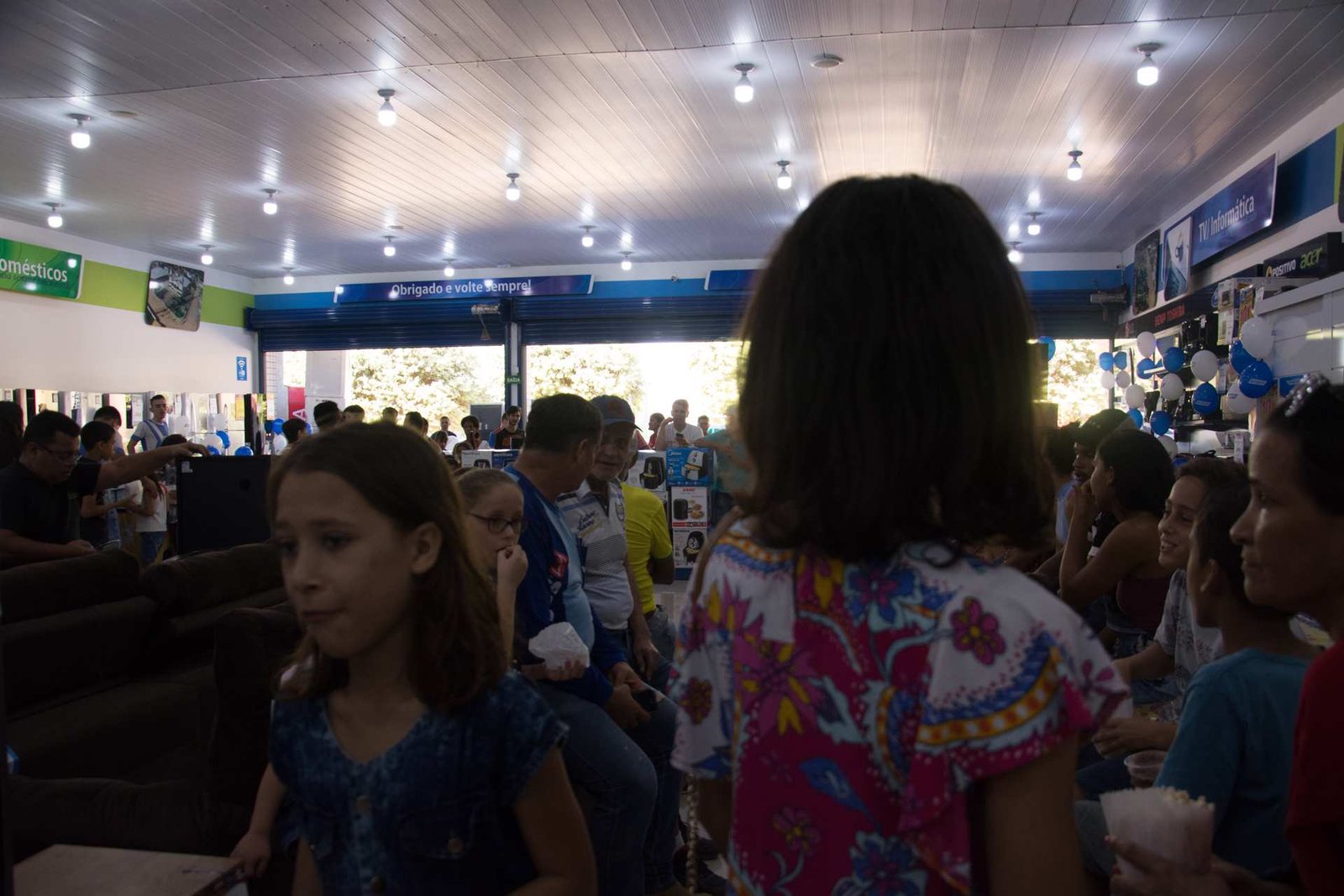    ROBOZÃO DA GAZIN FAZ APRESENTAÇÃO E CONQUISTA O CORAÇÃO DOS CLIENTES E AMIGOS. - 0